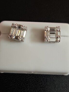 Beautiful 1ctw stud sterling silver earrings $250 retail